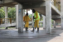 Con agua, jabón y desinfectante se intervienen espacios públicos, estaciones del MIO y puentes peatonales de Cali 