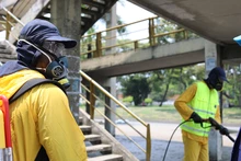 Con agua, jabón y desinfectante se intervienen espacios públicos, estaciones del MIO y puentes peatonales de Cali 