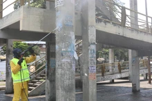 Con agua, jabón y desinfectante se intervienen espacios públicos, estaciones del MIO y puentes peatonales de Cali 