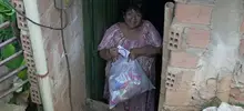 Ospina fue a entregar mercados a la comuna 18 y recibió ejemplo de solidaridad con el prójimo