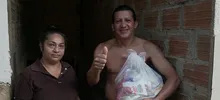 Ospina fue a entregar mercados a la comuna 18 y recibió ejemplo de solidaridad con el prójimo