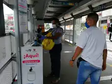 Alcaldía invita a desinfectarse con gel antibacterial en estaciones del MIO