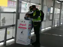 Alcaldía invita a desinfectarse con gel antibacterial en estaciones del MIO