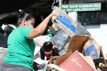 Alcaldía entrega bonos de mercado a Recicladores de Oficio