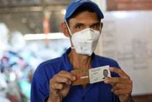 Alcaldía entrega bonos de mercado a Recicladores de Oficio