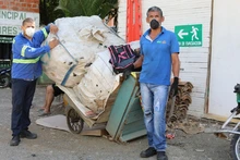 Alcaldía entrega bonos de mercado a Recicladores de Oficio