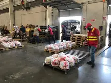 El grupo operativo de la Secretaría de Infraestructura del municipio de Cali  apoya la estrategia de seguridad alimentaria por parte de la administración municipal