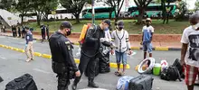Desinfección de equipaje a migrantes venezolanos durante proceso de repatriación
