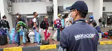 Desinfección de equipaje a migrantes venezolanos durante proceso de repatriación
