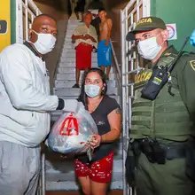 La Alcaldía de Cali le madrugó al barrio Sucre con ayudas humanitarias