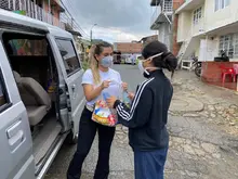 Continúa la entrega de mercados a jóvenes en situación de vulnerabilidad  
