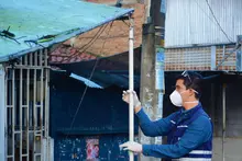 La Secretaría de Vivienda Social y Hábitat participó activamente en la jornada de limpieza y desinfección realizada hoy (19.04.2020) en el sector La Casona, oriente de la ciudad. 