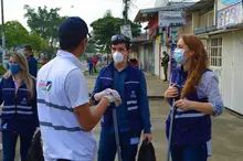 La Secretaría de Vivienda Social y Hábitat participó activamente en la jornada de limpieza y desinfección realizada hoy (19.04.2020) en el sector La Casona, oriente de la ciudad. 
