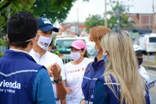 La Secretaría de Vivienda Social y Hábitat participó activamente en la jornada de limpieza y desinfección realizada hoy (19.04.2020) en el sector La Casona, oriente de la ciudad. 
