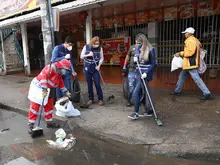 La Secretaría de Vivienda Social y Hábitat participó activamente en la jornada de limpieza y desinfección realizada hoy (19.04.2020) en el sector La Casona, oriente de la ciudad. 
