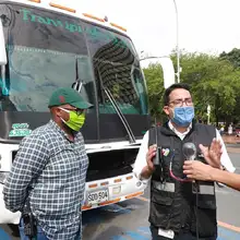 Inmovilizan bus que intentaba transportar sin autorización a migrantes venezolanos