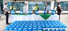 Policía Metropolitana recibió los primeros 1.400 litros de hipoclorito de sodio, de 20.000, donados para atacar la pandemia de la covid-19.