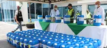 Policía Metropolitana recibió los primeros 1.400 litros de hipoclorito de sodio, de 20.000, donados para atacar la pandemia de la covid-19.