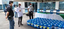 Policía Metropolitana recibió los primeros 1.400 litros de hipoclorito de sodio, de 20.000, donados para atacar la pandemia de la covid-19.
