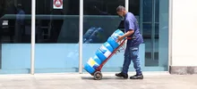 Policía Metropolitana recibió los primeros 1.400 litros de hipoclorito de sodio, de 20.000, donados para atacar la pandemia de la covid-19.