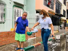 Escoba en mano, habitantes de Floralia lavaron sus espacios públicos