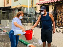 Escoba en mano, habitantes de Floralia lavaron sus espacios públicos