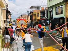 Escoba en mano, habitantes de Floralia lavaron sus espacios públicos