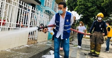 Escoba en mano, habitantes de Floralia lavaron sus espacios públicos