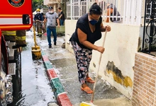 Escoba en mano, habitantes de Floralia lavaron sus espacios públicos