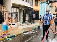 Escoba en mano, habitantes de Floralia lavaron sus espacios públicos