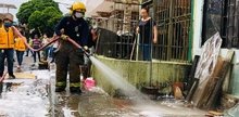 Escoba en mano, habitantes de Floralia lavaron sus espacios públicos