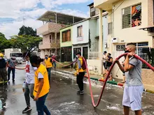 Escoba en mano, habitantes de Floralia lavaron sus espacios públicos