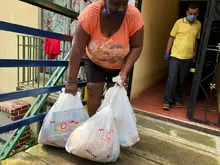1.500 familias agradecieron la entrega de kits alimentarios en el sector Altos de Santa Elena  