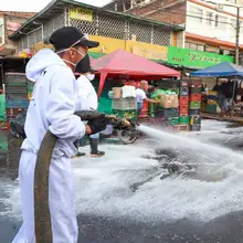Santa Elena recibió baño matutino, jornada de lavado y desinfección por la vida de todos