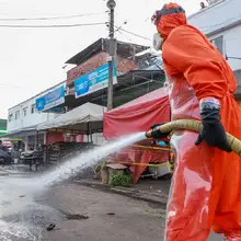 Santa Elena recibió baño matutino, jornada de lavado y desinfección por la vida de todos