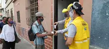 Una mujer que le pone sazón y ‘puro corazón’ a la olla comunitaria en el área de renovación urbana
