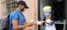 Una mujer que le pone sazón y ‘puro corazón’ a la olla comunitaria en el área de renovación urbana