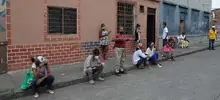 Una mujer que le pone sazón y ‘puro corazón’ a la olla comunitaria en el área de renovación urbana