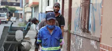 Una mujer que le pone sazón y ‘puro corazón’ a la olla comunitaria en el área de renovación urbana