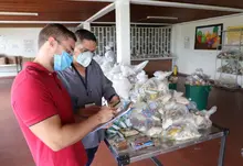 165 mil estudiantes reciben complementos alimentos, en casa