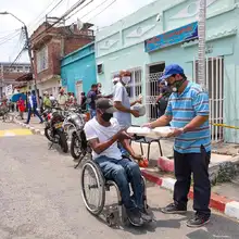 Alcaldía alimenta diariamente a 200 personas en la comuna 12 