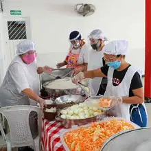Alcaldía alimenta diariamente a 200 personas en la comuna 12 