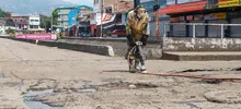 Continúa la recuperación de la capa asfáltica en Santa Elena