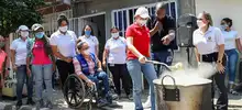 La solidaridad y la hermandad de los caleños marcan el inicio de una nueva jornada en las angostas calles de la Comuna 14, al oriente de la capital vallecaucana