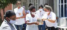 La solidaridad y la hermandad de los caleños marcan el inicio de una nueva jornada en las angostas calles de la Comuna 14, al oriente de la capital vallecaucana