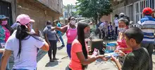 La solidaridad y la hermandad de los caleños marcan el inicio de una nueva jornada en las angostas calles de la Comuna 14, al oriente de la capital vallecaucana