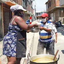 La solidaridad y la hermandad de los caleños marcan el inicio de una nueva jornada en las angostas calles de la Comuna 14, al oriente de la capital vallecaucana