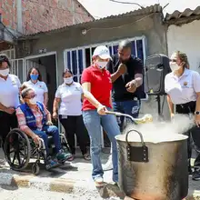 La solidaridad y la hermandad de los caleños marcan el inicio de una nueva jornada en las angostas calles de la Comuna 14, al oriente de la capital vallecaucana