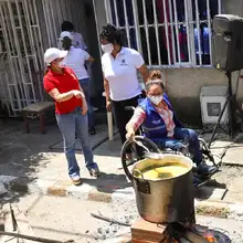 La solidaridad y la hermandad de los caleños marcan el inicio de una nueva jornada en las angostas calles de la Comuna 14, al oriente de la capital vallecaucana