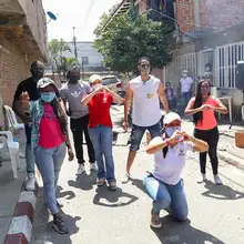 La solidaridad y la hermandad de los caleños marcan el inicio de una nueva jornada en las angostas calles de la Comuna 14, al oriente de la capital vallecaucana
